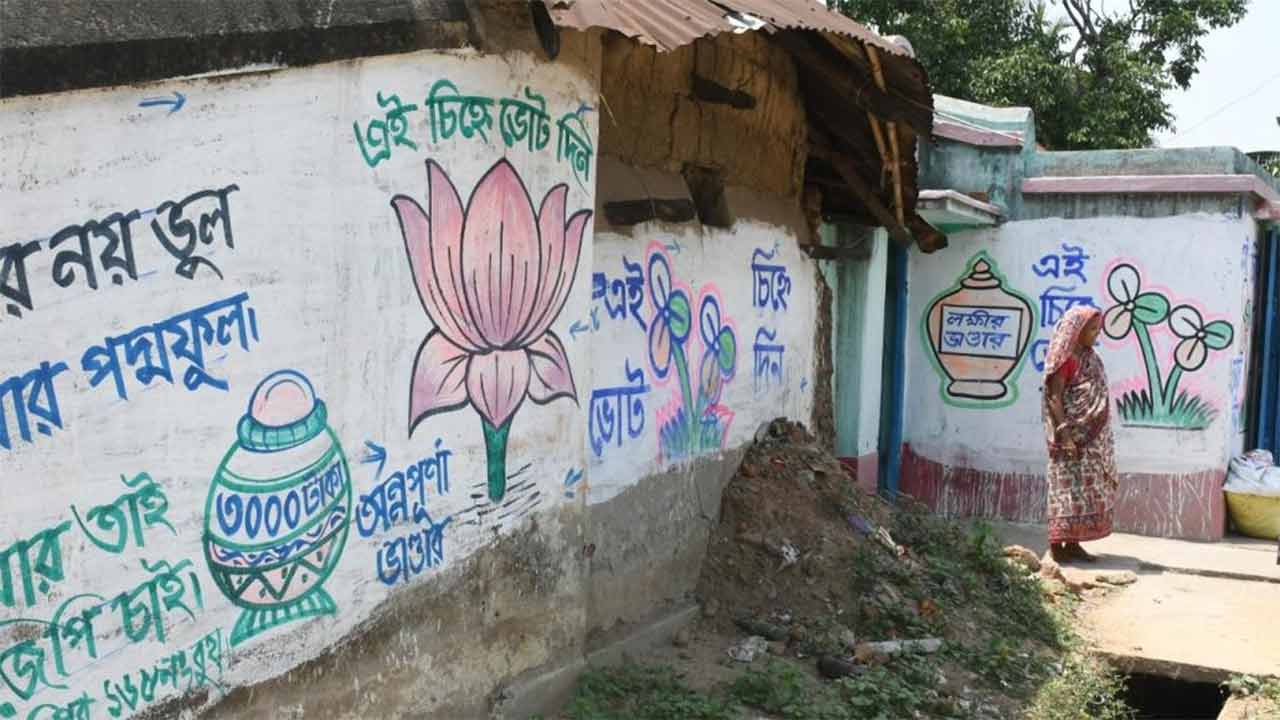 ভাতার লড়াই এক দেওয়ালে। এক দিকে শাসকদলের লক্ষ্মীর ভান্ডার, অন্য দিকে বিজেপির প্রস্তাবিত অন্নপূর্ণা ভান্ডার। দুবরাজপুরের চণ্ডীপুর গ্রামে।