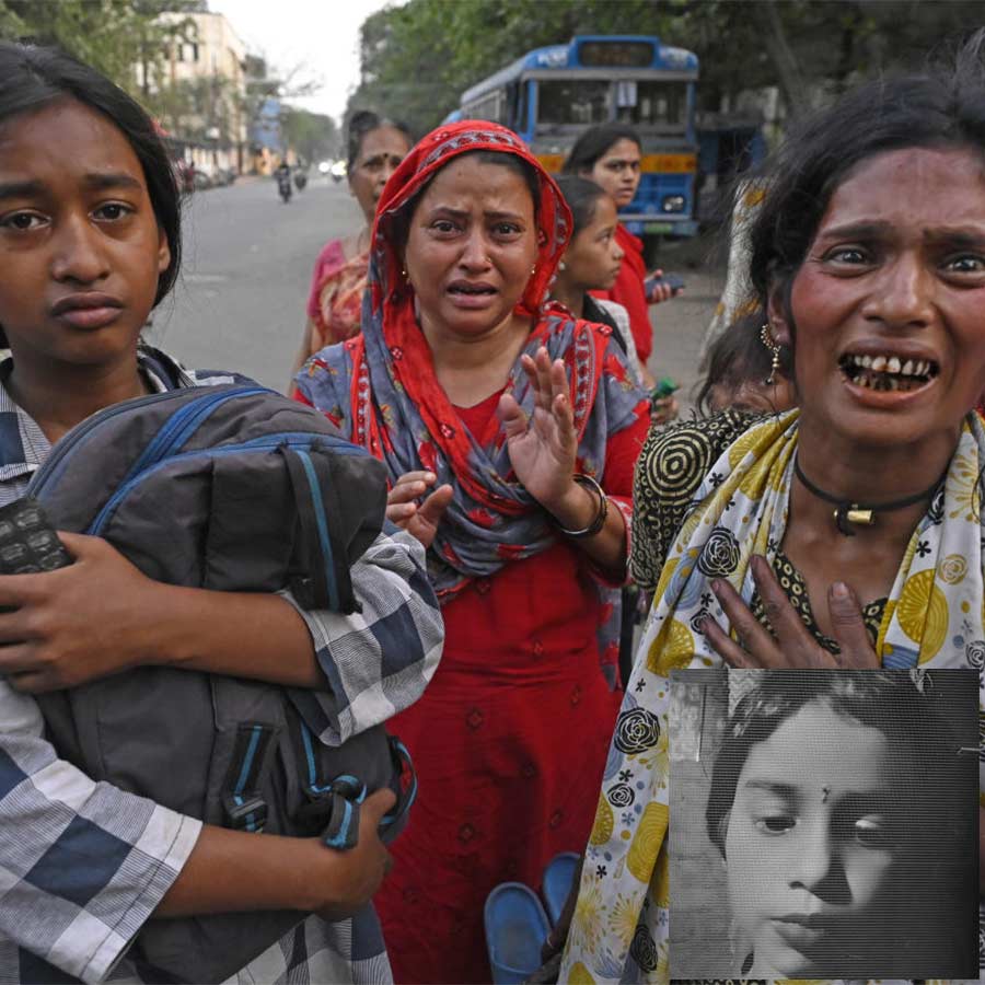 হাহাকার: সৃষ্টি যাদবের মৃত্যুর পরে পরিজনেরা। সোমবার, গার্ডেনরিচে।