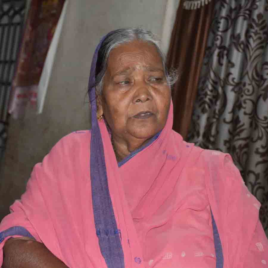 জাফরাবাদের বাড়িতে নিহত হরগোবিন্দ দাসের স্ত্রী।