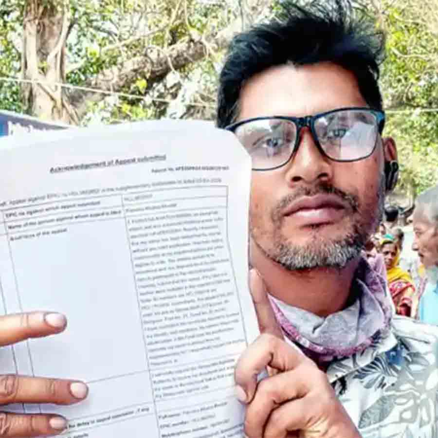 নথি থাকা সত্ত্বেও বাদ গিয়েছে নাম। ট্রাইবুনালে সরিয়ত মণ্ডল।