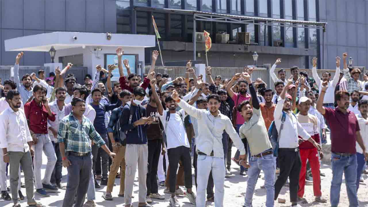 নতুন করে অশান্তি শুরু নয়ডায়। আবার বিক্ষোভ শ্রমিকদের। ছবি: পিটিআই।