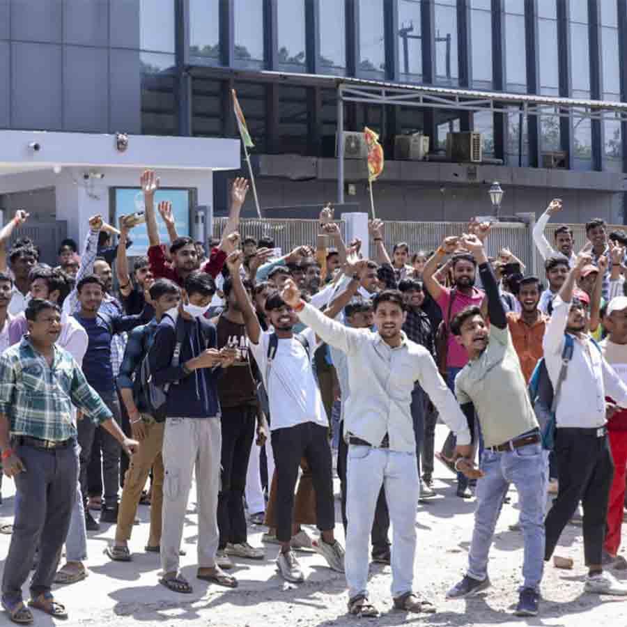 নতুন করে অশান্তি শুরু নয়ডায়। আবার বিক্ষোভ শ্রমিকদের। ছবি: পিটিআই।