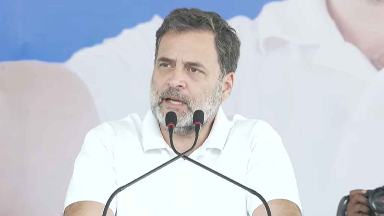 রায়গঞ্জের জনসভায় কংগ্রেস নেতা রাহুল গান্ধী।