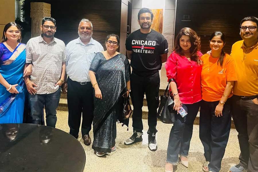 ‘এরাও মানুষ’ টিমের সঙ্গে জীতু কমল।