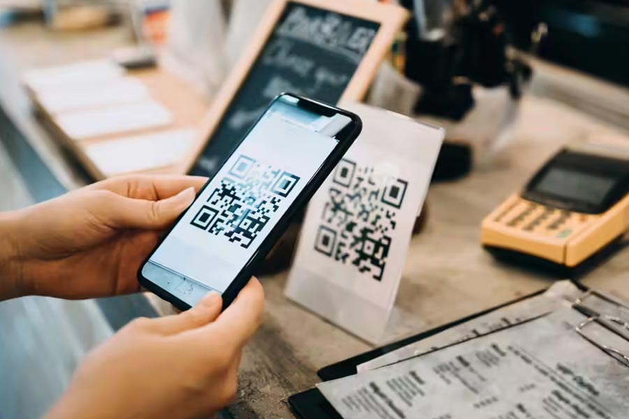 পয়লা বৈশাখে গণেশ পুজোর পর প্রথম টাকা নেওয়া এখন ই-ওয়ালেটে হয়।