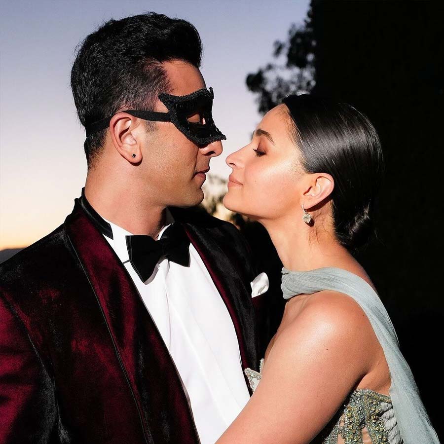 বিবাহবার্ষিকীতে রণবীরকে আদুরে শুভেচ্ছা আলিয়ার।