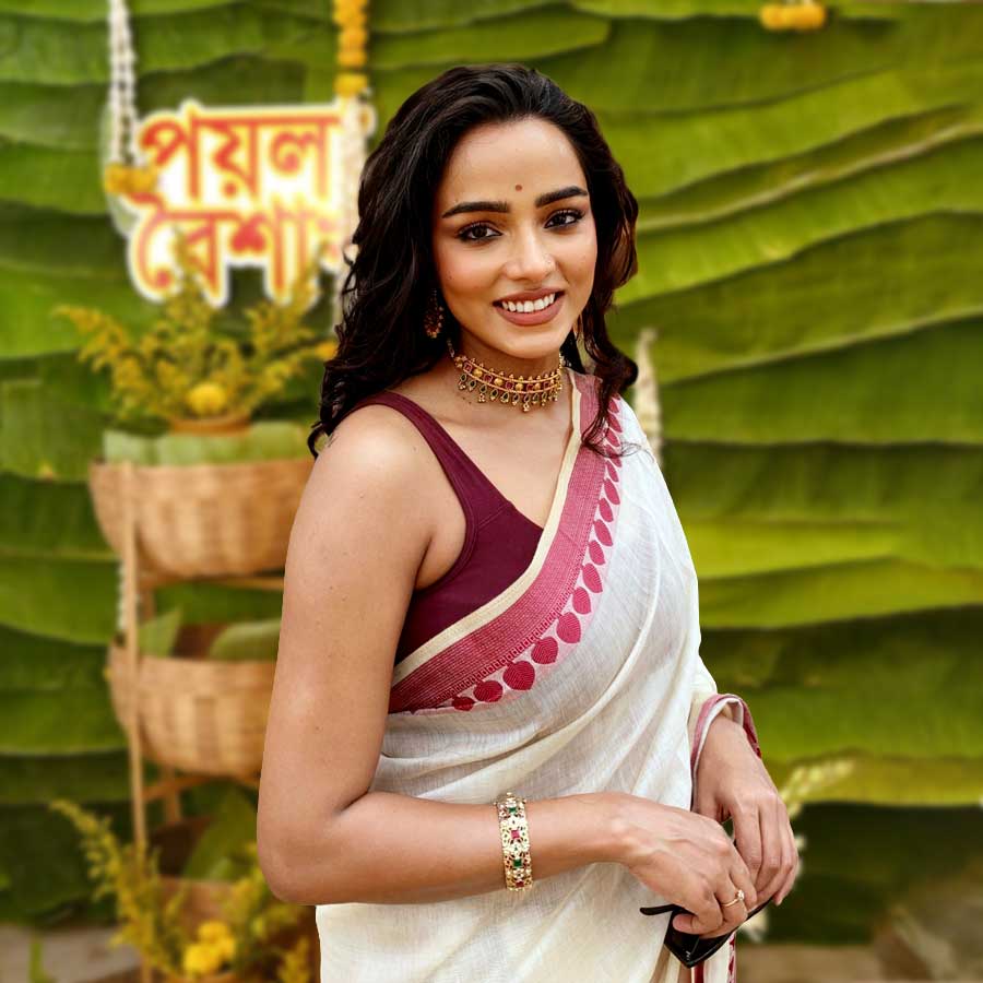 তুহিনার প্রিয় সাদা শাড়ি।