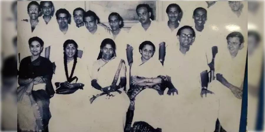 অনুষ্ঠানশেষে গ্রুপ ফোটোতে শিল্পীরা।