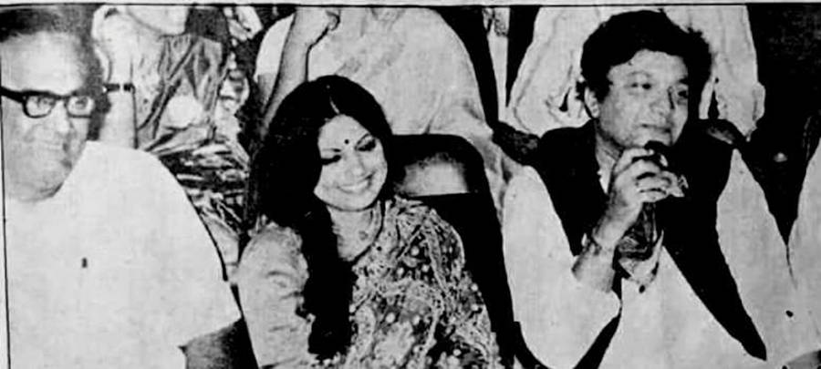 পাশাপাশি হেমন্ত মুখোপাধ্যায়, সুমিত্রা মুখোপাধ্যায়, উত্তমকুমার।