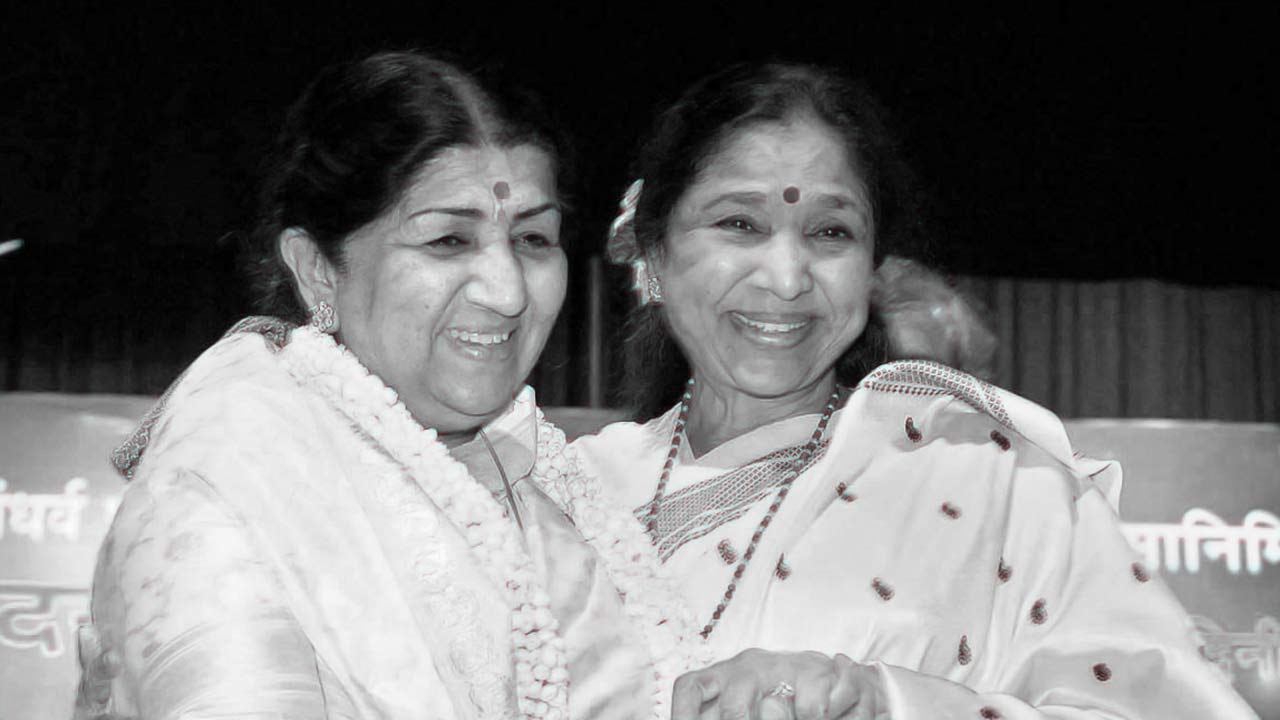 (বাঁ দিকে) লতা মঙ্গেশকর, (ডান ডিকে) আশা ভোসলে।