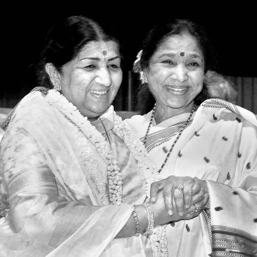 (বাঁ দিকে) লতা মঙ্গেশকর, (ডান ডিকে) আশা ভোসলে।