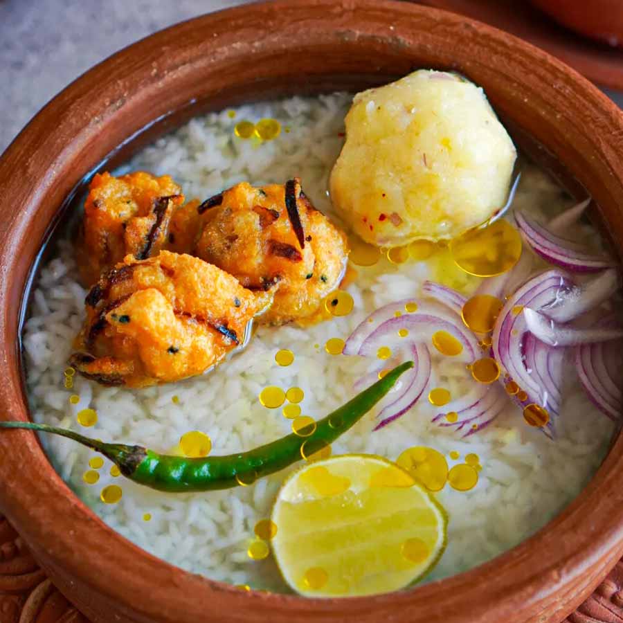 এখন আর সাধারণ খাবারের তকমা লেগে নেই পান্তার গায়ে। 