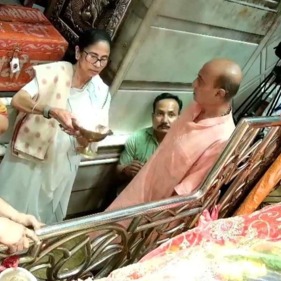 CM Mamata Banerjee offered prayers at Kalighat temple