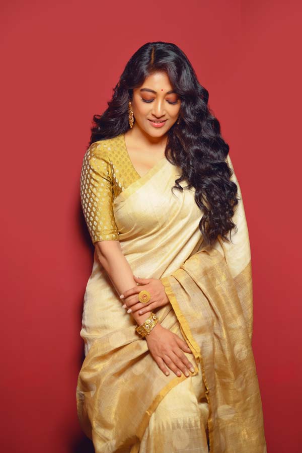 ‘‘ভুল নয়’’, বলছেন অভিনেত্রী নিজেই। শাড়ি পরতেই সবচেয়ে বেশি ভাল লাগে। শাড়ির সাজেই সবচেয়ে বেশি স্বচ্ছন্দ। আর সেই পাওলি পয়লা বৈশাখে শাড়ি পরবেন না, তা কি হয়? আনন্দবাজার ডট কম-এর জন্য সাজলেন নায়িকা। হালকা সোনালি রঙের তসরের শাড়ির সঙ্গে গাঢ় সোনালি ব্লাউজ়। সোনার গয়না কানে, হাতে ও আঙুলে। কপালে ছোট্ট লাল টিপ। আর বুক পর্যন্ত নেমে আসা একঢাল লম্বা কোঁকড়ানো চুল।