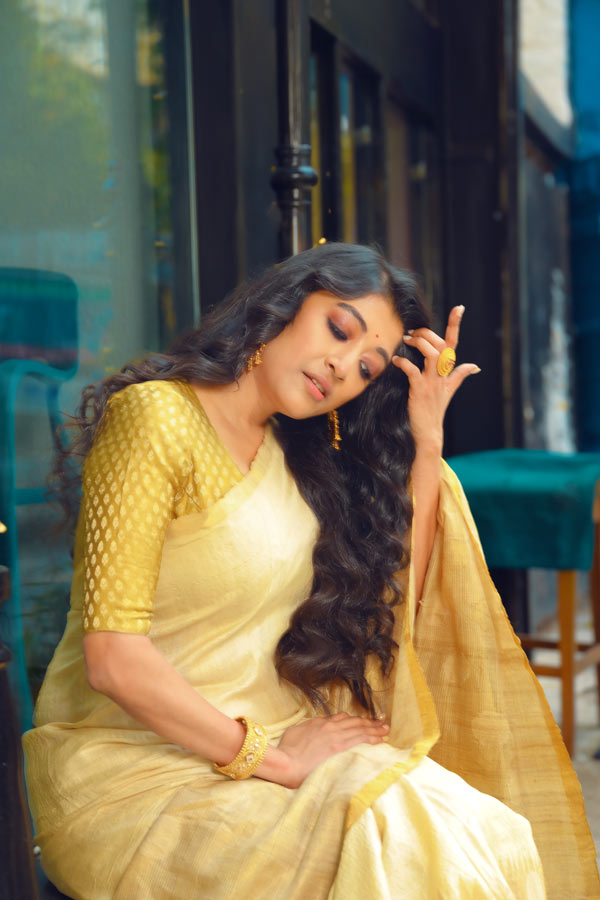 তসর যে পাওলির সবচেয়ে প্রিয় কাপড়ের তালিকায় রয়েছে, তা নয়, কিন্তু এই শাড়িটি অত্যন্ত নরম এবং হালকা বলে নিজেই বেছে এনেছেন তিনি। কারণ, এই শাড়ির নেপথ্যে রয়েছে ভালবাসা ও সুন্দর স্মৃতিমেদুর এক গল্প। ‘বিবি পায়রা’ ছবির পরিচালক অর্জুন দত্তের প্রয়াত মায়ের শাড়িটি। সেই শাড়ি এখন পরিচালকের স্মৃতি আঁকড়ানোর জিনিস, কিন্তু পাওলি তাঁদের ছবির প্রচারে সেই শাড়ি পরে শ্রদ্ধা জানাতে চেয়েছিলেন। এ ভাবেই ভাল শাড়ির কদর করেন পাওলি।