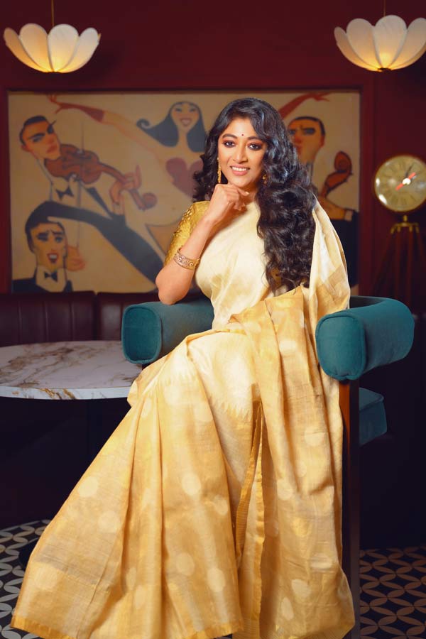 যদিও ‘বিবি পায়রা’র চরিত্র ঝুমার সাজগোজের সঙ্গে একেবারেই মিল নেই পাওলির। ঝুমা পছন্দ করে, চকচকে, ঝিকমিকে, চোখধাঁধানো পোশাক, ঠিক যেমন নাচ করছিল ঝলমলে এক শাড়িতে। যদিও এমন সাজগোজের সুযোগ পায় না ঝুমা। কিন্তু সে তো আসলে রঙিন জীবনের মাঝে পড়ে রঙিন হয়ে উঠেছিল।