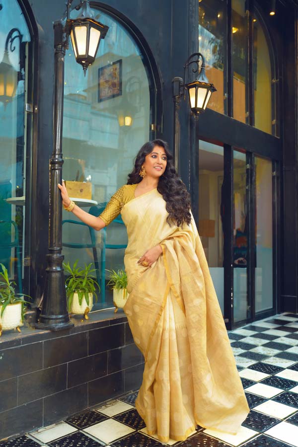 এ দিকে, পাওলির আবার ভীষণ আরামদায়ক, চোখে স্বস্তিদায়ক শাড়ি পছন্দ। সুতি, হ্যান্ডলুম, গামছা, লিনেন, মসলিন, পাটমুগা, এরি (শেষ দু’টি অসমের রেশম) কাপড় গায়ে চড়াতে বেশি ভালবাসেন। তার উপর এপ্রিলের ১৫ তারিখ হয়ে গিয়েছে, আরও গরম পড়তে চলেছে। এমন সময়ে এই ধরনের হালকা শাড়িই একমাত্র পরা যায়।