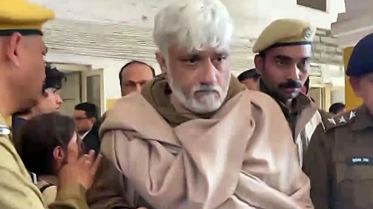 জেলে থাকাকালীন কী হয়েছিল পরিচালক বিক্রম ভট্টের?