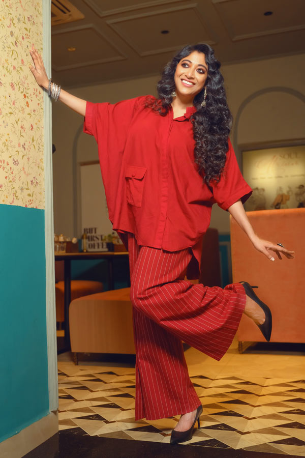 তবে পাওলি দাম মানেই শাড়ি— এই ভাবমূর্তি ভেঙে বেরোতেও ইচ্ছে করে মাঝে মাঝে। সম্ভবত সেই কারণে নতুন ছবিতেও তাঁকে শাড়ি কম পরানো হয়েছে। তাই এ বারের পয়লা বৈশাখের জন্য তিনি কেবল শাড়ি নয়, বেছে নিয়েছেন ইন্দো-ওয়েস্টার্ন ফিউশন পোশাক। মেরুন বা ইটরঙা কোঅর্ড সেট। ঢিলেঢালা, একরঙা পোশাক। লাল তাঁর পছন্দের রং। লালেরই আত্মীয় রংকে বেছে নিয়েছেন পাওলি। কোঅর্ড সেটের কাপড়ও সুতির। অর্থাৎ আরামদায়ক সাজ থেকে বেরোননি টলিউড অভিনেত্রী।