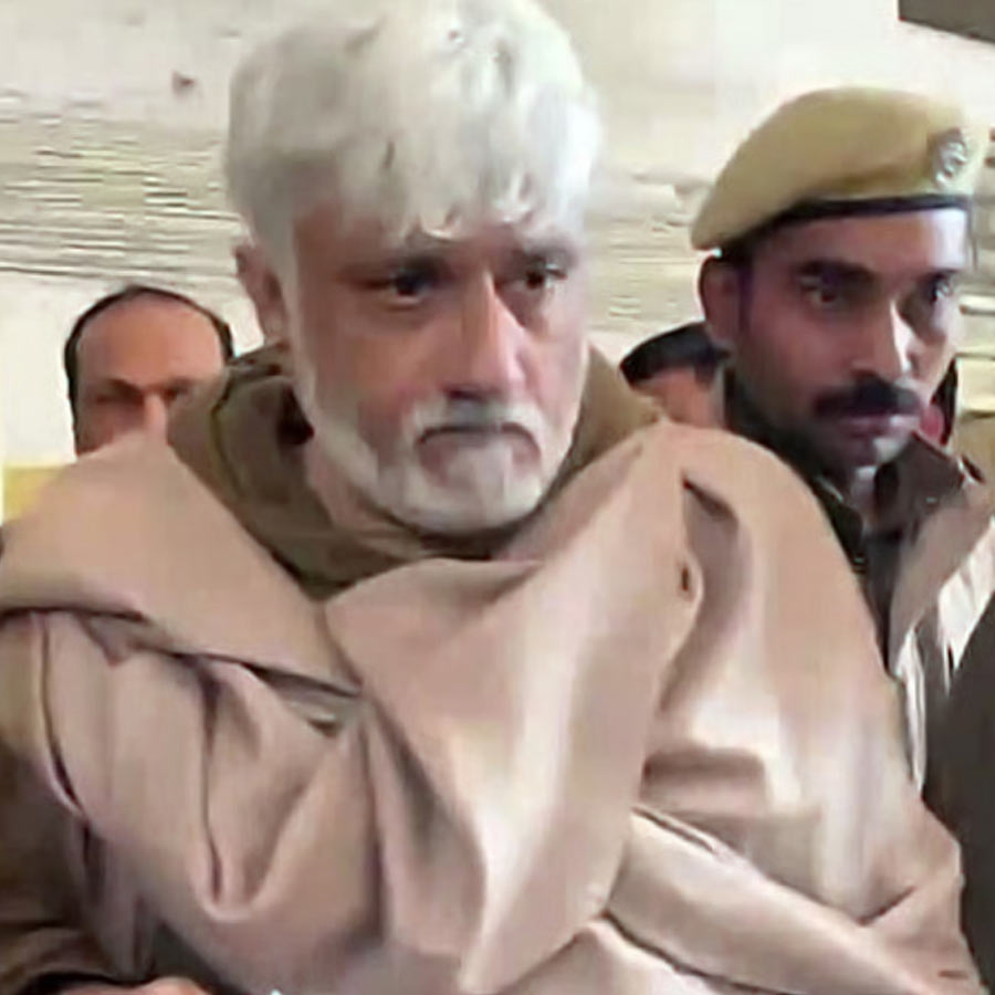 জেলে থাকাকালীন কী হয়েছিল পরিচালক বিক্রম ভট্টের?