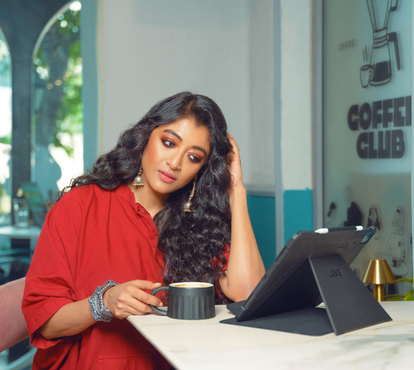 পাওলি কানাডার নায়াগ্রা ফল্‌স দেখতে গিয়েছিলেন শাড়ি আর স্নিকার্স পরে। তাঁর সত্তা জুড়ে শাড়ি। কিন্তু  তিনিই বলছেন, ‘‘আমার মতো সবাই যে শাড়িতে স্বচ্ছন্দ হবেন, তার কোনও মানে নেই! একে তো এখানে গরম, তার উপর কাজকর্মে ব্যস্ত থাকতে হয় কত মহিলাকে। সেই সময়ের জন্য শাড়ির বদলে অন্য কোনও পোশাক পরলে মন্দ হয় না। আমারও নিজেকে ভাঙতে গড়তে ভালই লাগে।’’