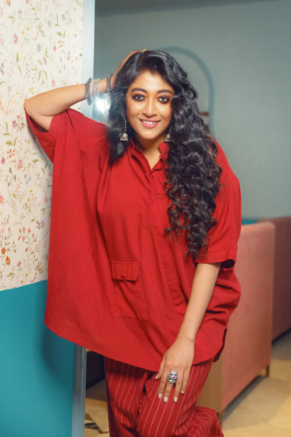 পাওলি নতুন সাজে নিজেকে দেখতে চেয়েছিলেন পয়লা বৈশাখে। সেই শখ পূরণ করলেন তিনি। সঙ্গে তাঁরই পছন্দের রুপোর গয়না। তবে প্রতি বারের মতো পয়লা বৈশাখে শাড়িই যে উপহার পাবেন, সে নিয়ে তিনি নিশ্চিত। জীবনে নববর্ষে যত উপহার পেয়েছেন, তার মধ্যে শাড়িই সবচেয়ে বেশি। তার পরে আছে মিষ্টি (যা তিনি খান না), হলুদ আলো, পছন্দের মোমবাতি, শো-পিস, বই আরও কত কী! প্রতি বারই মিষ্টি শেষ করার দায়িত্ব পড়ে পরিবারের কাঁধে।