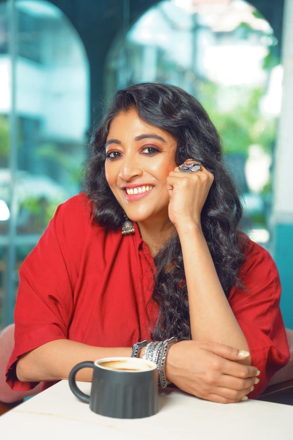 তবে বৌবাজারের আসবাবপত্রের দোকানের মালিকের সেই ছোট্ট মেয়েটির কথা মনে পড়ে পাওলির। যে ভাইবোনের সঙ্গে নতুন জামায় সেজে বাবার দোকানে হালখাতা পালনে হাজির থাকত, কচুরি খাওয়ার জন্য বায়না করত, ভূত ভূত খেলত। সেই মেয়েটা আজ বড় হয়ে নামী অভিনেত্রী। সারা ক্ষণ কাজে ব্যস্ত। আগের মতো আর উদ্‌যাপন করা হয় না এই বাঙালি উৎসবগুলি। তবু যথাসম্ভব সেই মেয়েটির মনের আনন্দটাকে জিইয়ে রাখতে চেষ্টা করেন পাওলি। বিশেষ করে এমন পার্বণের দিনগুলিতে।