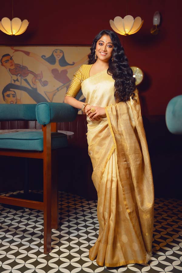 যদিও শাড়ি বলতে কেবল সাবেকি সাজে বিশ্বাসী নন পাওলি। ঋতু মেনে মেনে শাড়ির সাজেও বৈচিত্র আনেন তিনি। কখনও পোলোনেক শার্ট দিয়ে শাড়ি পরেন, কখনও বা অ্যান্টি-ফিট ব্লাউজ় দিয়ে, কখনও আবার সাধারণ ক্রপ টপ দিয়ে, কখনও সখনও সাবেকি ব্লাউজ়ের সঙ্গেও শাড়ি পরেন পাওলি। ব্লাউজ়ের পাশাপাশি আঁচল নিয়েও পরীক্ষা নিরীক্ষা করতে ভালবাসেন অভিনেত্রী। কিন্তু সব মিলিয়ে সাজ হতে হবে সাদামাঠা এবং আভিজাত্যপূর্ণ। নায়িকা বলে ডিজ়াইনার শাড়িই পরতে হবে, এমন ধারণায় বিশ্বাসী নন তিনি।