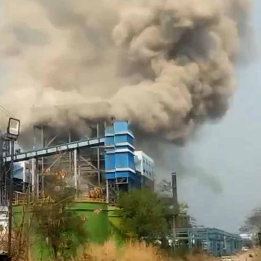 বেদান্তের বিদ্যুৎকেন্দ্রে জ্বলছে আগুন।