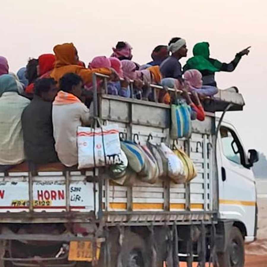 এ ভাবেই দিন মজুরির কাজে যান দাঁতন, কেশিয়াড়ি, নারায়ণগড়ের মানুষ।