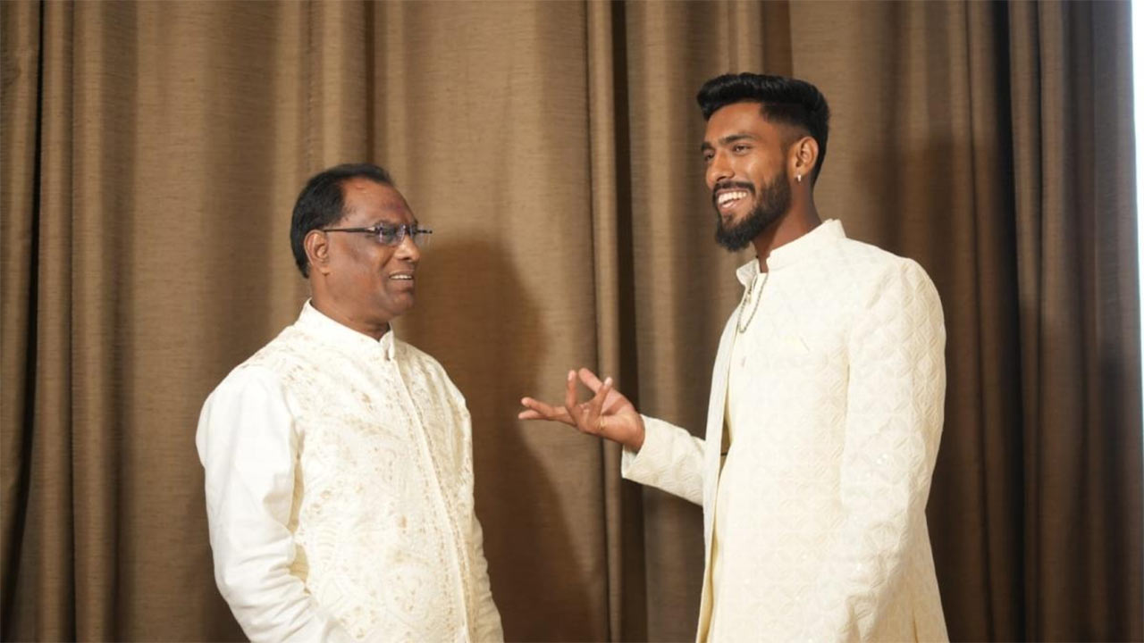 গর্বিত: ছেলে প্রফুল্লের সাফল্যে মুগ্ধ বাবা (বাঁ দিকে)।