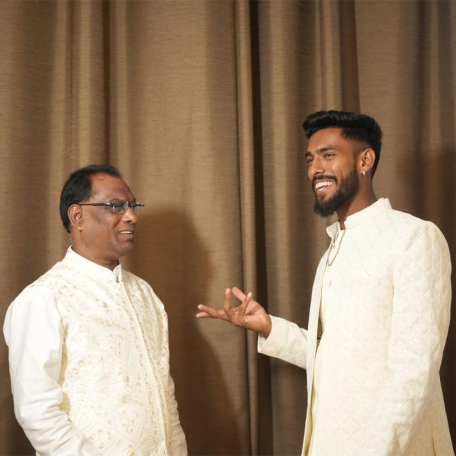 গর্বিত: ছেলে প্রফুল্লের সাফল্যে মুগ্ধ বাবা (বাঁ দিকে)।