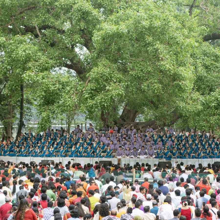 রমনার বটমূলে ছায়ানট আয়োজিত বর্ষবরণ অনুষ্ঠান। মঙ্গলবার।