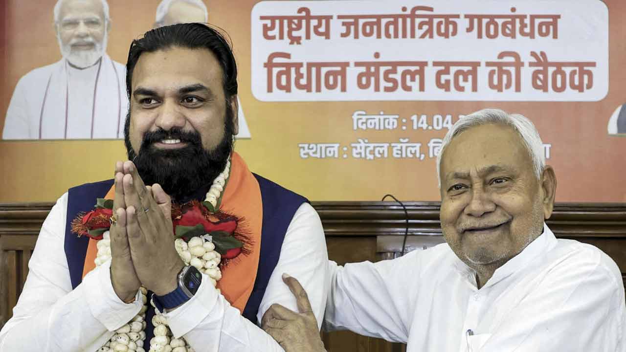 (বাঁ দিকে) সম্রাট চৌধরি এবং নীতীশ কুমার (ডান দিকে)।