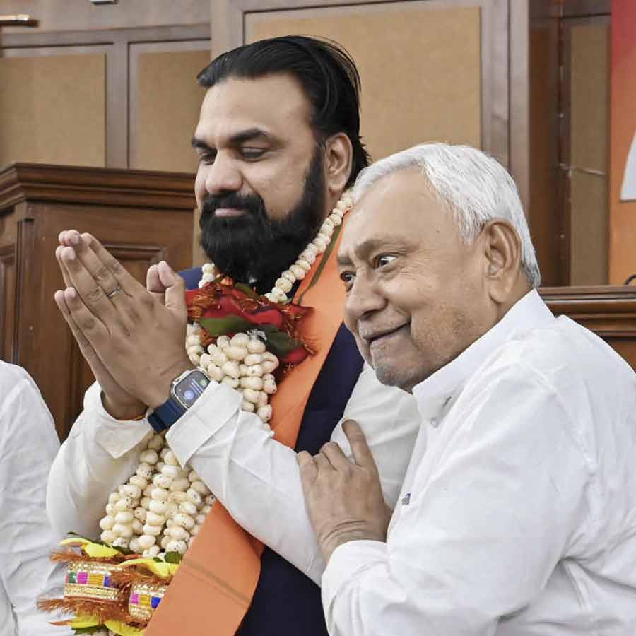 (বাঁ দিকে) সম্রাট চৌধরি এবং নীতীশ কুমার (ডান দিকে)।