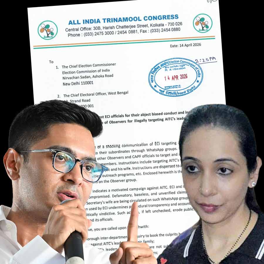 (বাঁ দিকে) অভিষেক বন্দ্যোপাধ্যায় এবং রুজিরা নারুলা বন্দ্যোপাধ্যায় (ডান দিকে)। কমিশনকে দেওয়া তৃণমূলের অভিযোগপত্র (মাঝে)।