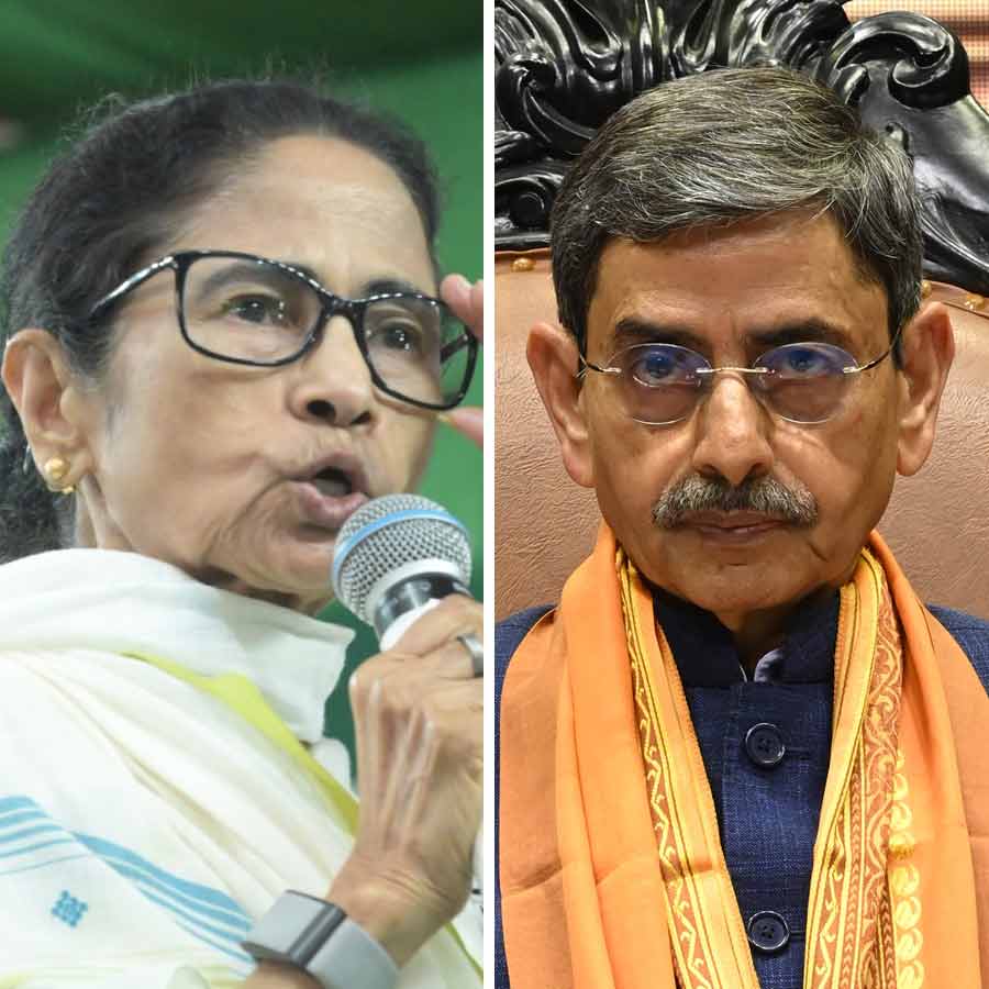 (বাঁ দিকে) মুখ্যমন্ত্রী মমতা বন্দ্যোপাধ্যায় এবং রাজ্যপাল আরএন রবি (ডান দিকে)।