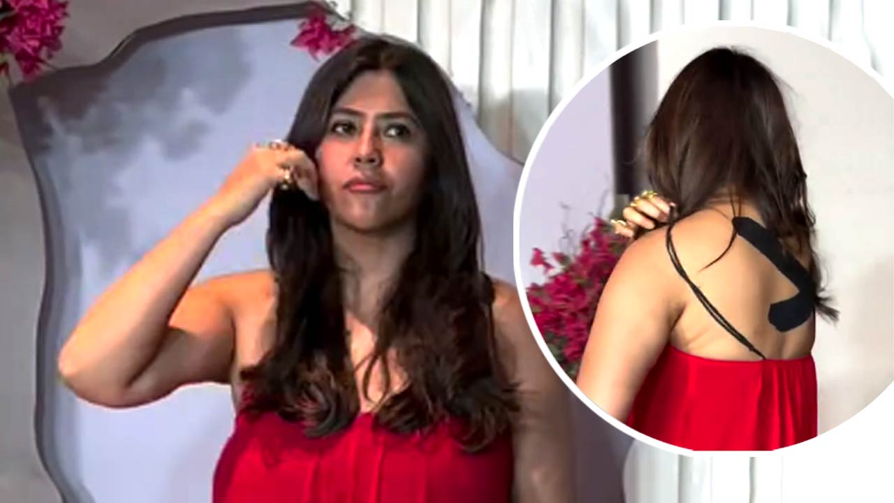 পোশাক নিয়ে অস্বস্তি একতা কপূর।