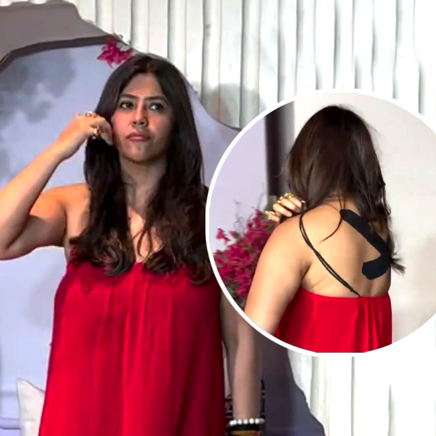 পোশাক নিয়ে অস্বস্তি একতা কপূর।