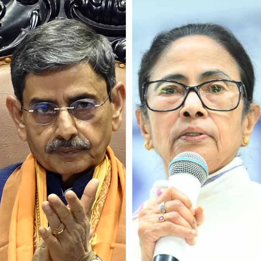 (বাঁ দিকে) রাজ্যপাল আরএন রবি এবং মুখ্যমন্ত্রী মমতা বন্দ্যোপাধ্যায় (ডান দিকে)।