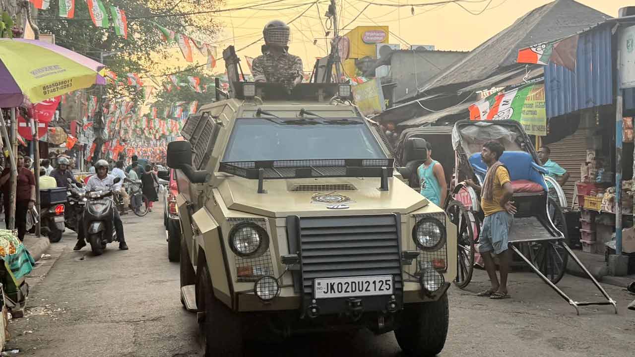 জম্মু ও কাশ্মীর থেকে বিশেষ বুলেটনিরোধক গাড়ি টহল দিচ্ছে ভবানীপুরে। বুধবার বিকেলে।