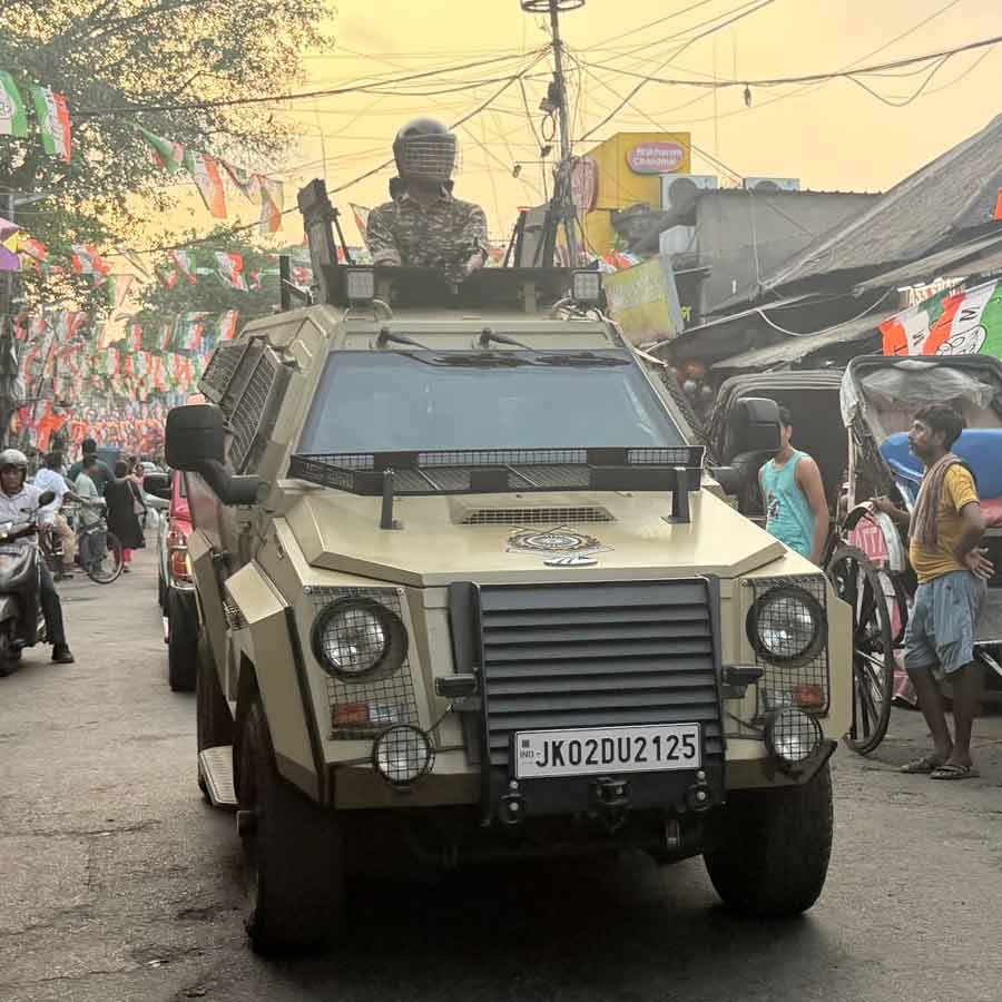 জম্মু ও কাশ্মীর থেকে বিশেষ বুলেটনিরোধক গাড়ি টহল দিচ্ছে ভবানীপুরে। বুধবার বিকেলে।