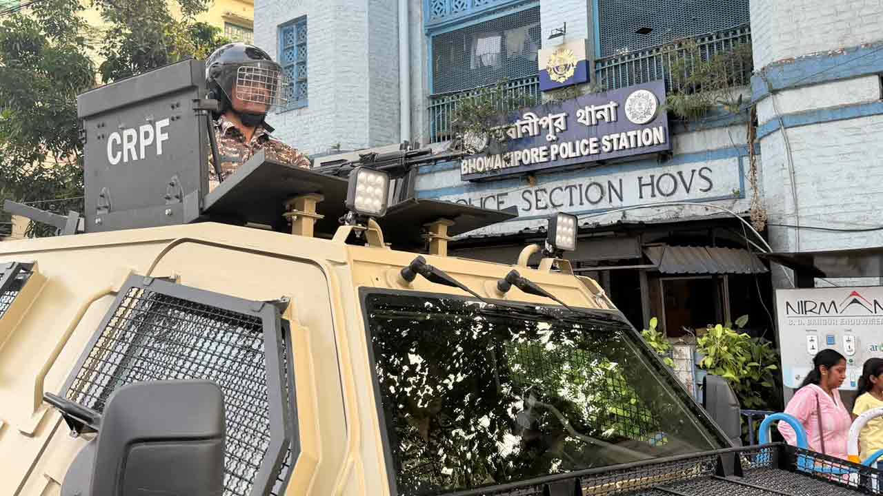 ভবানীপুর থানার সামনে সিআরপিএফ-এর গাড়ি।