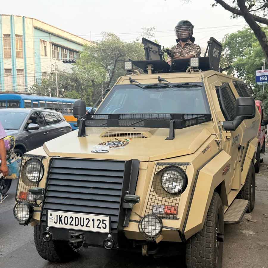কেন্দ্রীয় বাহিনীর টহলে সিআরপিএফ-এর বুলেটনিরোধক গাড়ি।