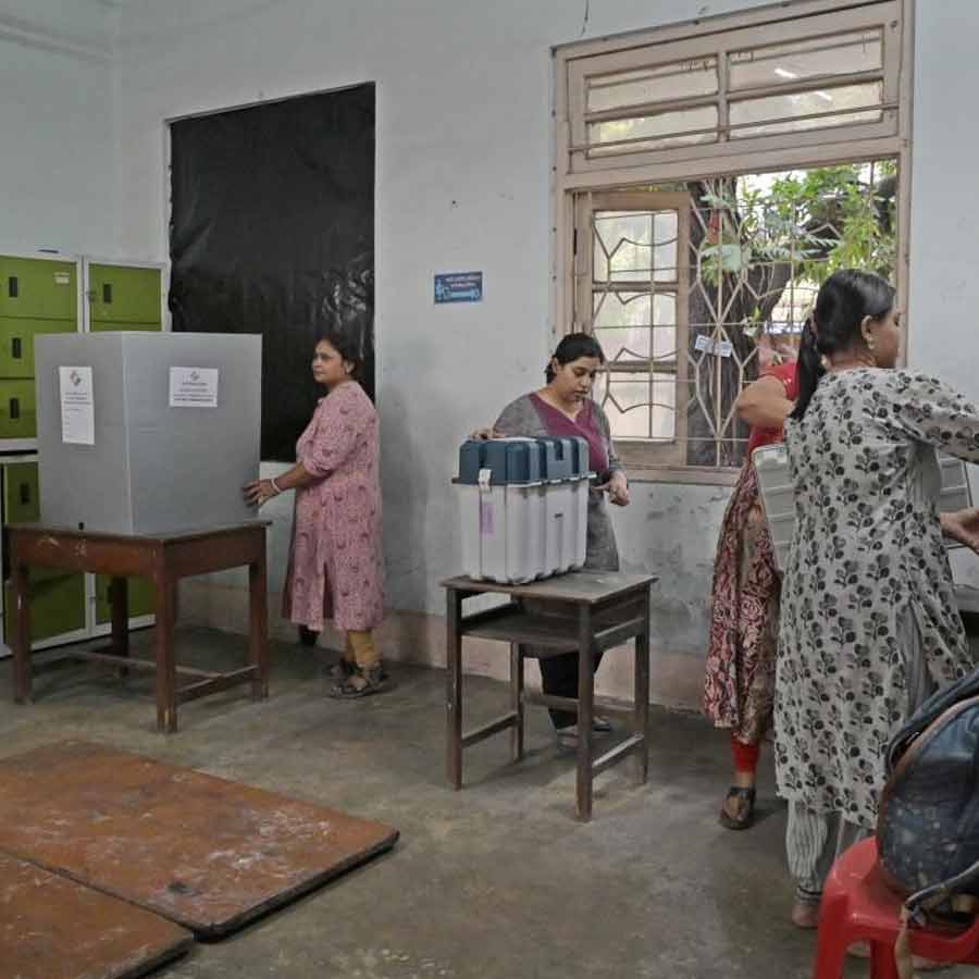 খাস কলকাতায় অনেক বুথে বিদ্যুৎ পরিষেবা নেই বলে অভিযোগ।