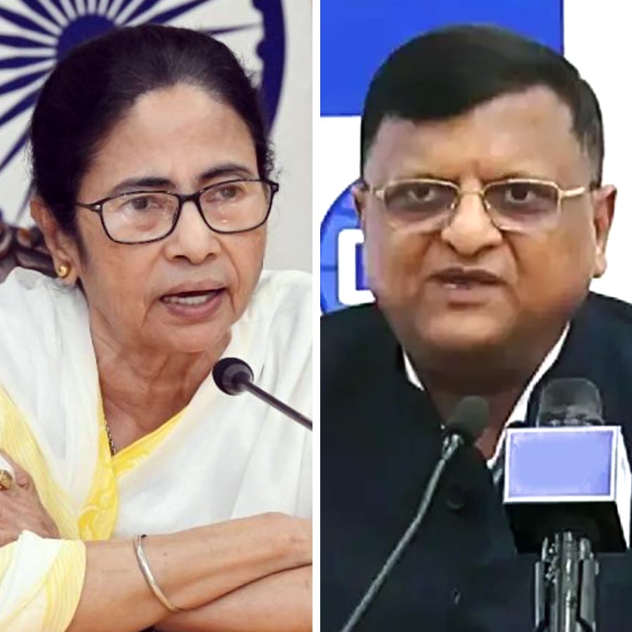 (বাঁ দিকে) মুখ্যমন্ত্রী মমতা বন্দ্যোপাধ্যায়। পশ্চিমবঙ্গের মুখ্য নির্বাচনী আধিকারিক মনোজকুমার আগরওয়াল (ডান দিকে)।