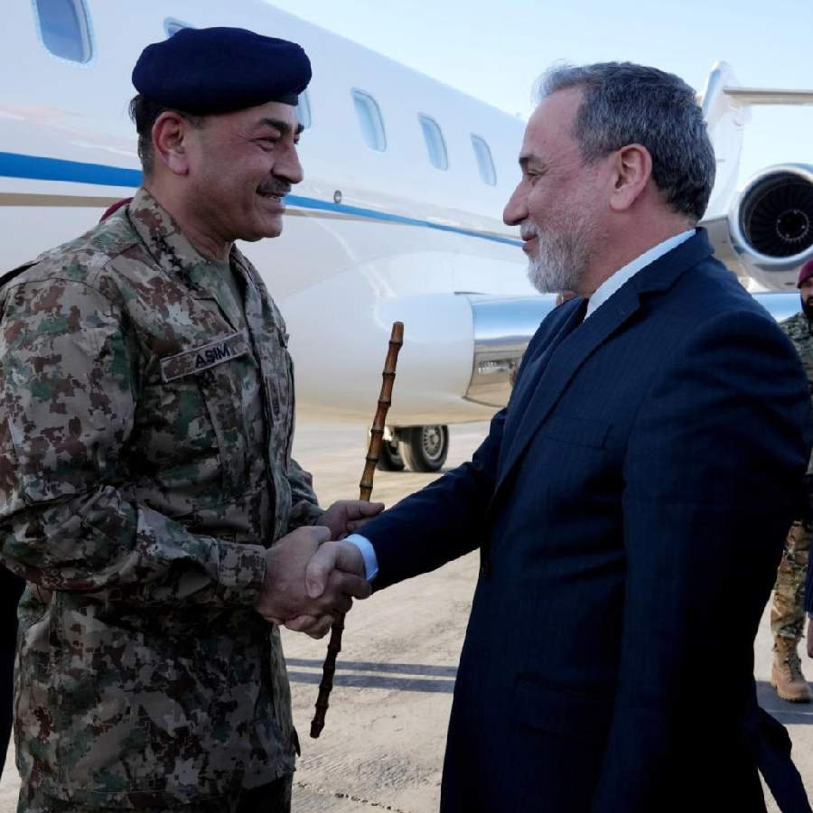 তেহরান বিমানবন্দরে পাক সেনাপ্রধান আসিম মুনিরের সঙ্গে ইরানের বিদেশমন্ত্রী আব্বাস আরাঘচি।