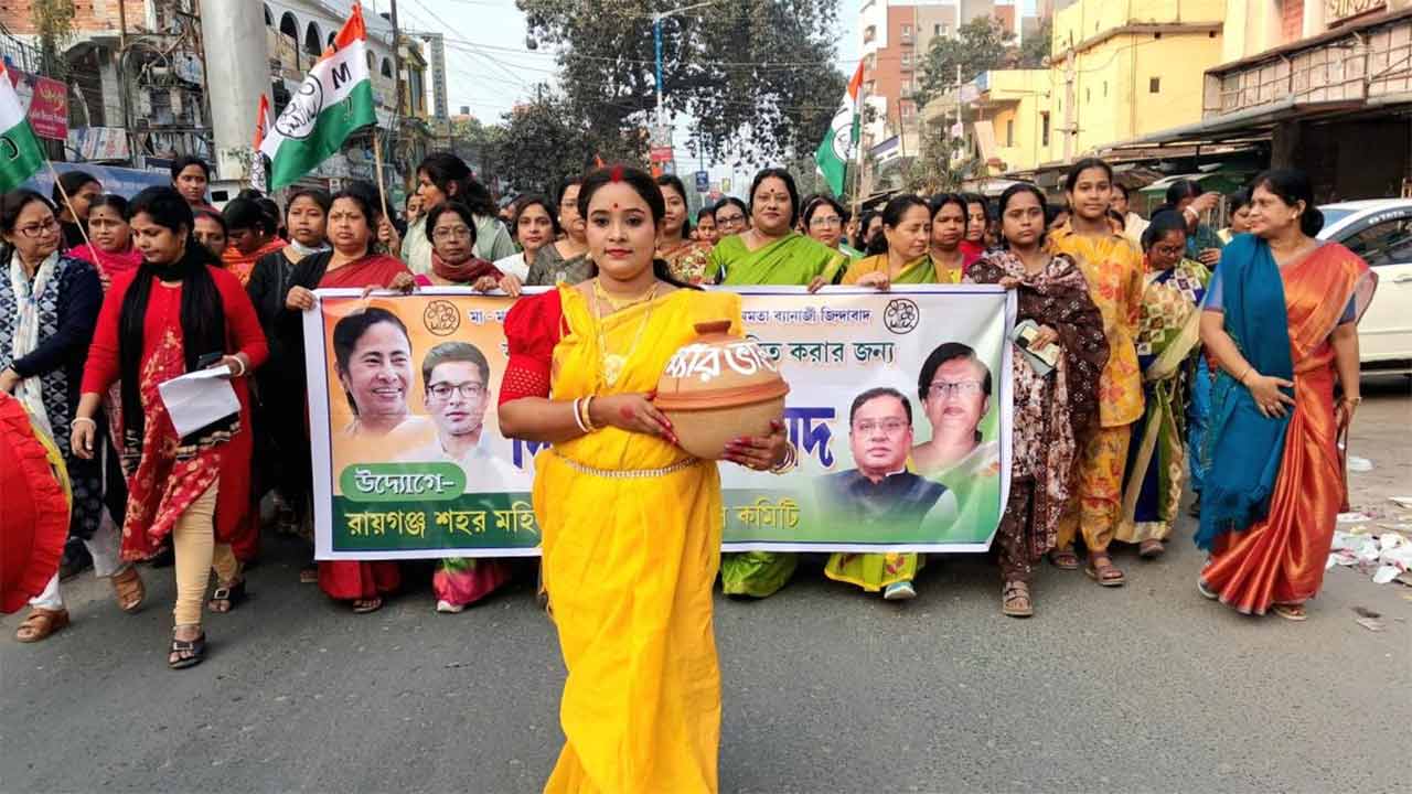 প্রাপক: লক্ষ্মীর ভান্ডার প্রকল্পে বরাদ্দ বৃদ্ধিতে মুখ্যমন্ত্রীকে ধন্যবাদ জানিয়ে নাগরিক মিছিল। ৮ ফেব্রুয়ারি, রায়গঞ্জ।