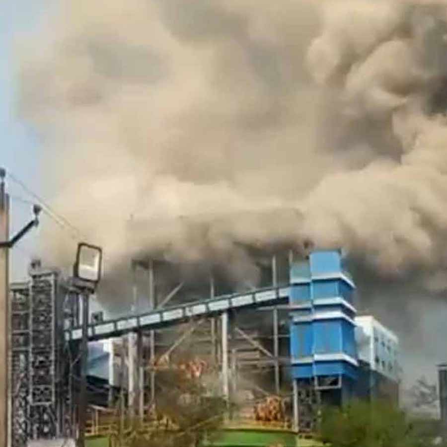 বেদান্তের বিদ্যুৎকেন্দ্রে আগুন।