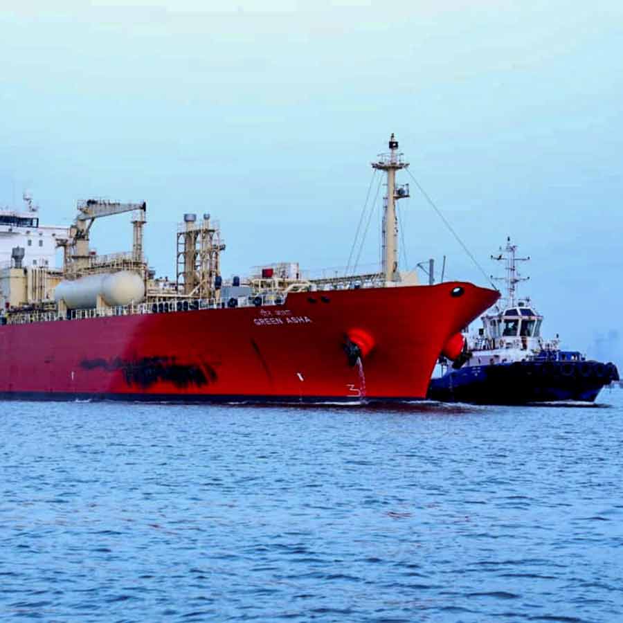 হরমুজ় প্রণালী ধরে যাচ্ছে পণ্যবাহী জাহাজ।